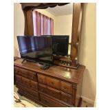 Wooden dresser w/mirror