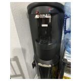 Hot and cold water dispensar