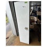 Gun cabinet w/key