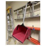 Dust pan w/handle