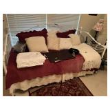 Day bed w/pillows