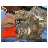 Hunting wear Large outfit, hats & gloves