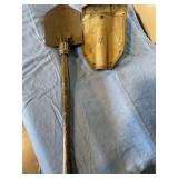 Fold- up army shovel