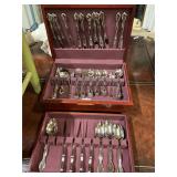 Traditions silverware set in chest