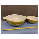 Pair of Pyrex bowls
