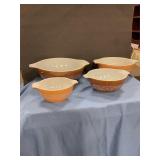 Pyrex bowl set