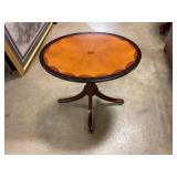 Oval accent table w light wood inlay on rollers