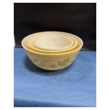 Pyrex nesting mixing bowls