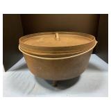 Cast iron 14ï¿½ round Lodge  Dutch oven