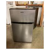 Compact refrigerator