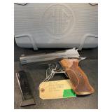 Sig Sauer P210:Pistol 9mm w/ case