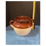 Stoneware pot with lid