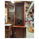 Curio Cabinet corner w/ key