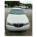 2000 4-D White Lincoln Town Car