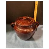 Stoneware pot with lid
