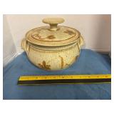Pottery bowl with lid