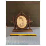 Oval swivel picture frame