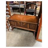 Genuine Roos Chest with cedar liner