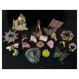 Assorted pins and broaches (21)