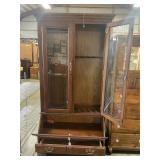 Gun cabinet w/light and key