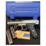 S&W SW22 Victory Pistol 22 3magazines &case