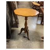 21ï¿½x15ï¿½ antique side table