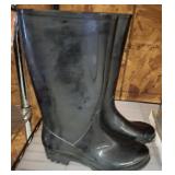 SIZE 9 RUBBER BOOTS