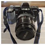 MINOLTA 35 MM CAMERA, ACCESSORIES AND BAG