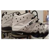 SIZE 9 NIKE SHOES