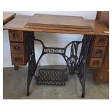 VINTAGE OAK SINGER SEWING MACHINE CABINET,