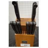 KNIFE SET AND KNIFE BLOCK