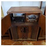 ZENITH STEREO-AM RADIO AND TURNTABLE