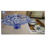 DECORATIVE CENTERPC SHOWS CHIPS, BLUE AND WHITE