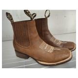 SIZE 8-9 LADYS LOW TOP BOOTS