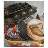 GROUP OF BAKING PANS, MISC DÉCOR