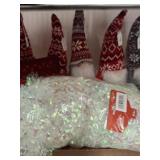 CHRISTMAS GNOMES AND DÉCOR