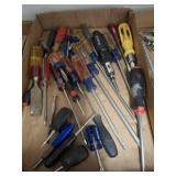TRAY OF SCREWDRIVERS