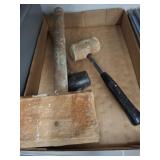 TRAY OF ASSORTED HAMMERS