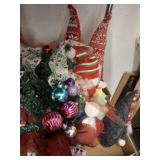 CHRISTMAS GNOMES AND DÉCOR