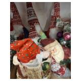 CHRISTMAS GNOMES AND DÉCOR