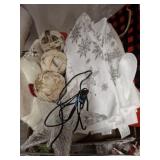 GROUP OF CHRISTMAS DÉCOR, LINENS, MISC
