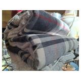 FLEECE THROWS