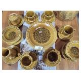 CASTLIAN DINNERWARE DISH SET