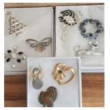 ASSORTED COSTUME BROOCHES