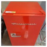 RETRO STYLE FRIGIDAIRE MINI FRIDGE