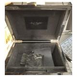 LACQUERED DRESSER BOX WITH KEY