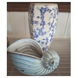 ORIENTAL STYLE VASE AND SHELL