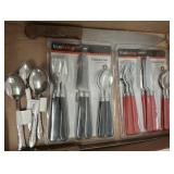 TRAY OF ASSORTED FLATWARE