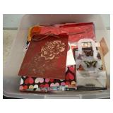 IRIS WREATH STORAGE CONTAINER 33 QT SIZE,