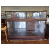 VINTAGE LARGE SHOWCASE*